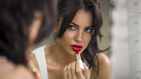 5 Stunning Red Lipsticks Perfect For The Holiday Season