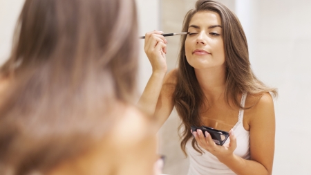 Holiday Party Eye Makeup – Get Gold, Smokey Eyes