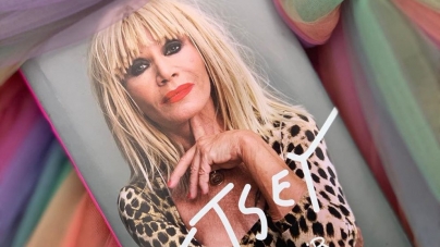 Iconic Fashion Designer Betsey Johnson Set To Release A Memoir